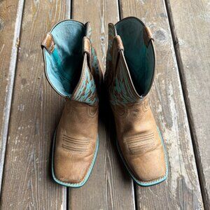 Ariat Tan Leather Turquoise Stitching Cattle Cate Western Boot in Kids 4.5/EU 36